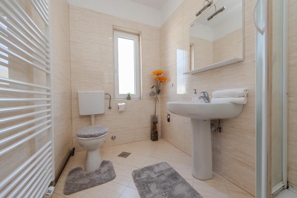 Koupelna v ubytování Centrally located apartment for 16