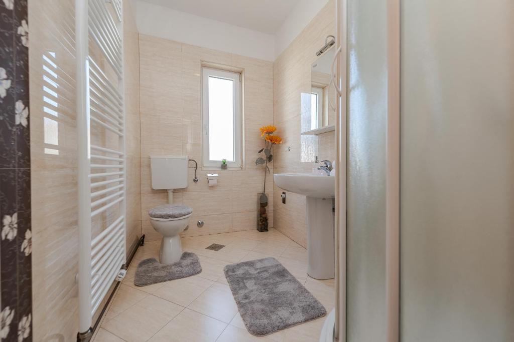 Koupelna v ubytování Centrally located apartment for 16
