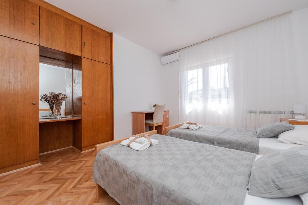 Postel nebo postele na pokoji v ubytování Centrally located apartment for 16