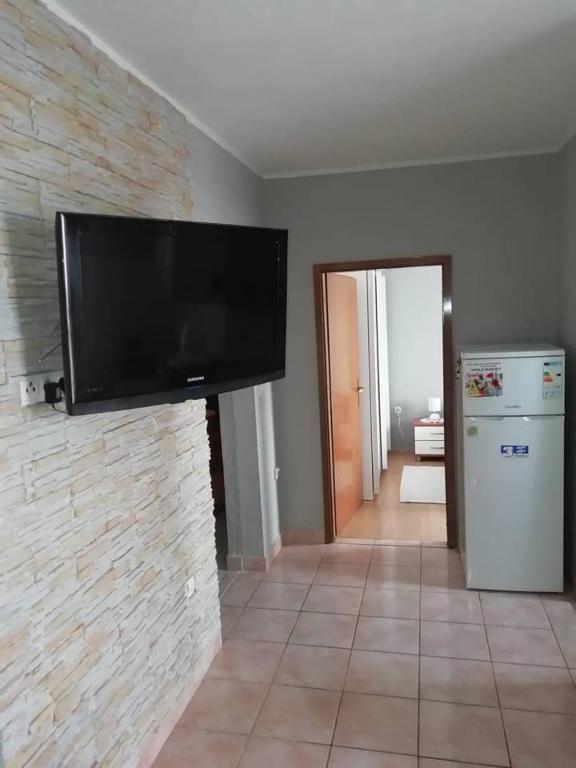 Telewizja i/lub zestaw kina domowego w obiekcie Seaview Holiday Apartments, Ventura Nin