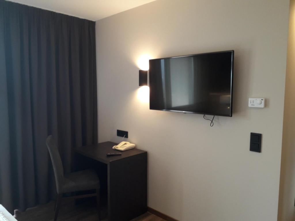 TV a/nebo společenská místnost v ubytování Hotel Zum Tiroler Adler