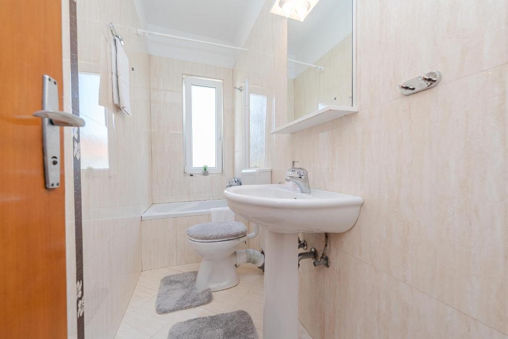 Koupelna v ubytování Centrally located apartment for 16
