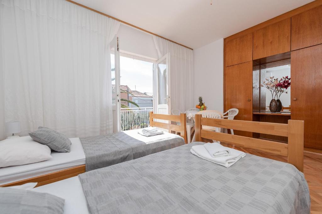 Postel nebo postele na pokoji v ubytování Centrally located apartment for 16