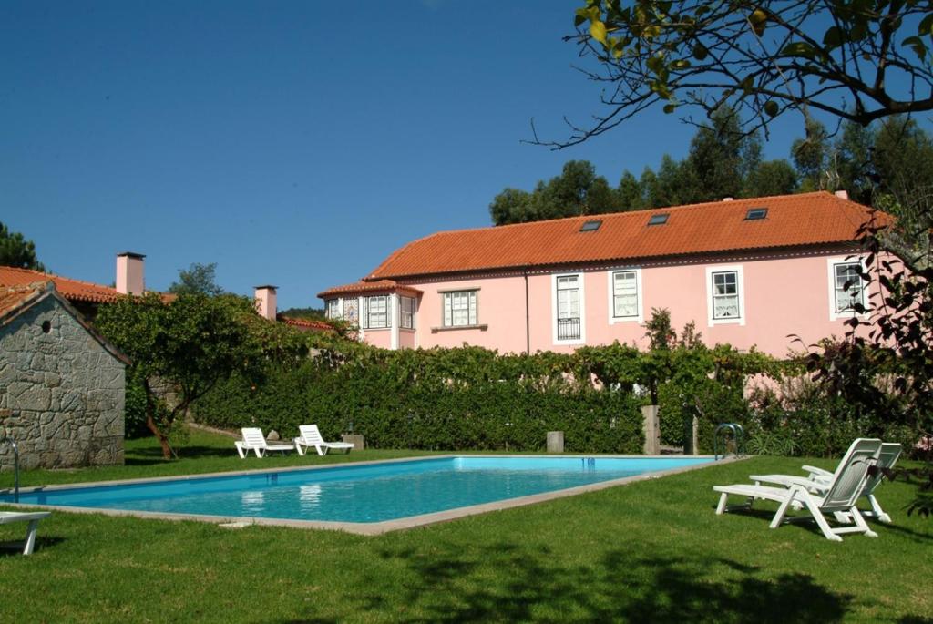 a house with a swimming pool in the yard at Quinta do Vale do Monte in Viana do Castelo