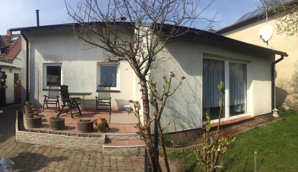 Cette petite maison dispose d'une terrasse, d'une table et de chaises. dans l'établissement Ferienhaus auf Usedom, à Zinnowitz