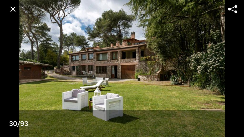 una casa con dos muebles blancos en el patio en AltaVista - Perugia, en Perugia