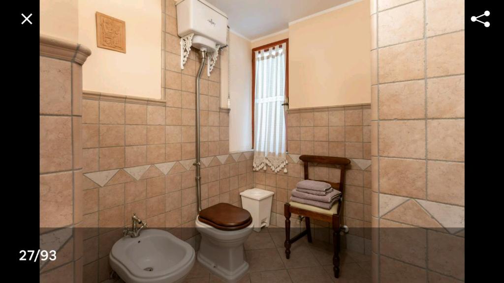 łazienka z toaletą i umywalką w obiekcie AltaVista - Perugia w mieście Perugia
