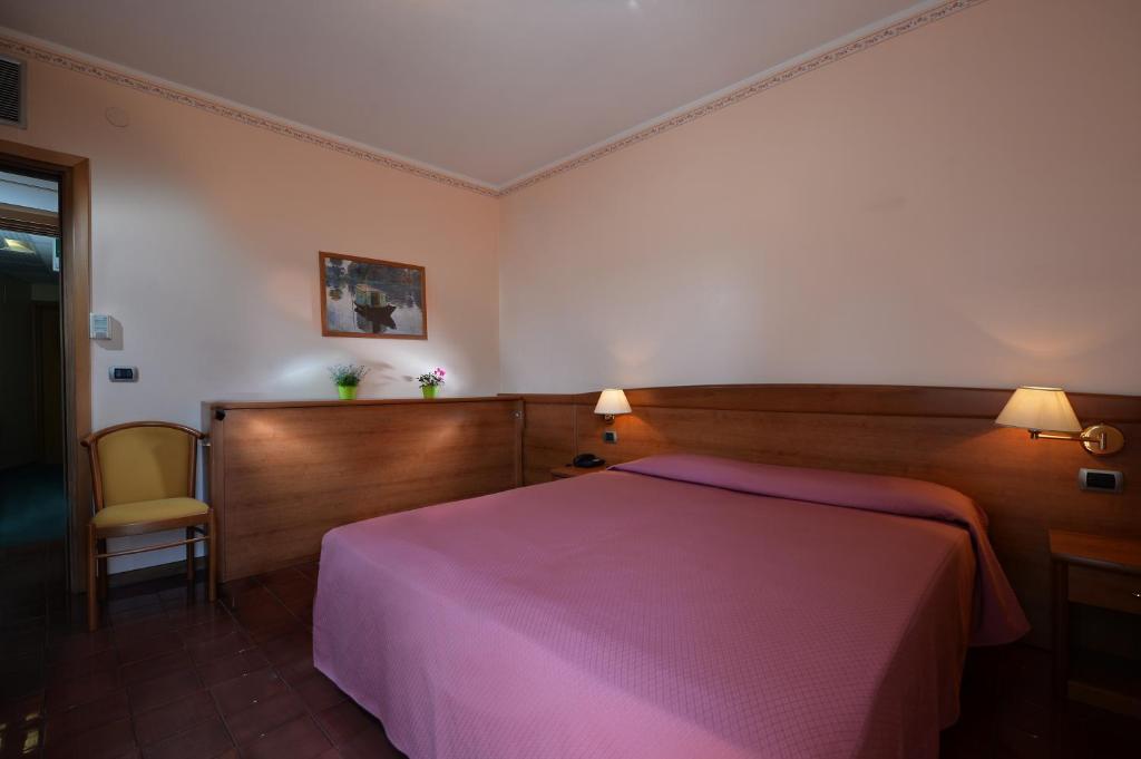 Postel nebo postele na pokoji v ubytování Hotel Siena