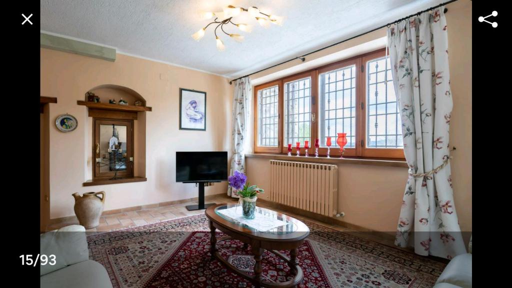 salon ze stołem i oknem w obiekcie AltaVista - Perugia w mieście Perugia