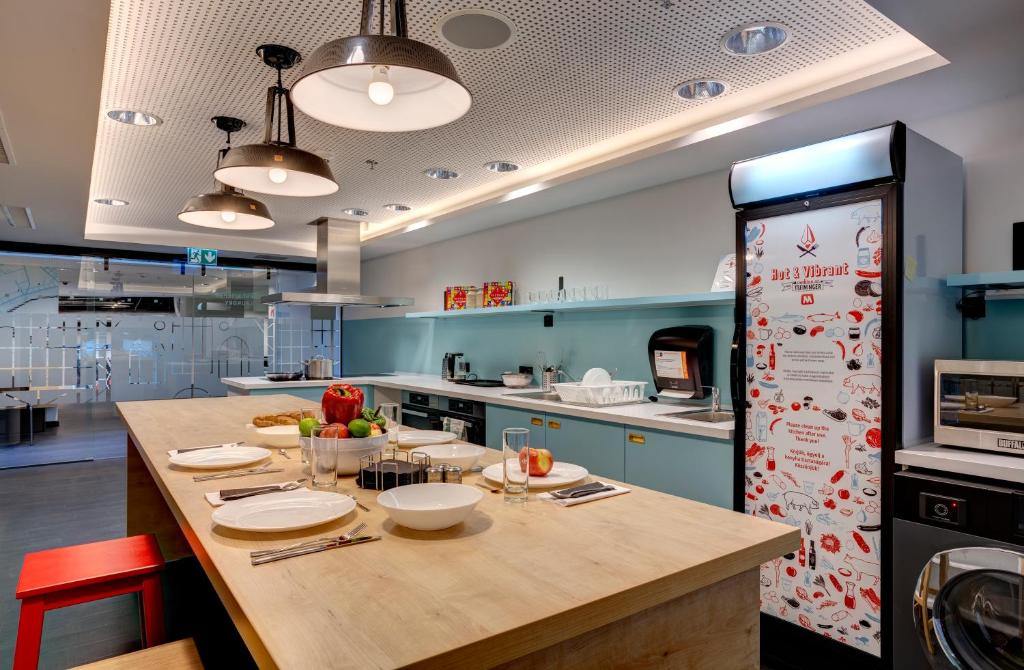 A kitchen or kitchenette at MEININGER Budapest Great Market Hall