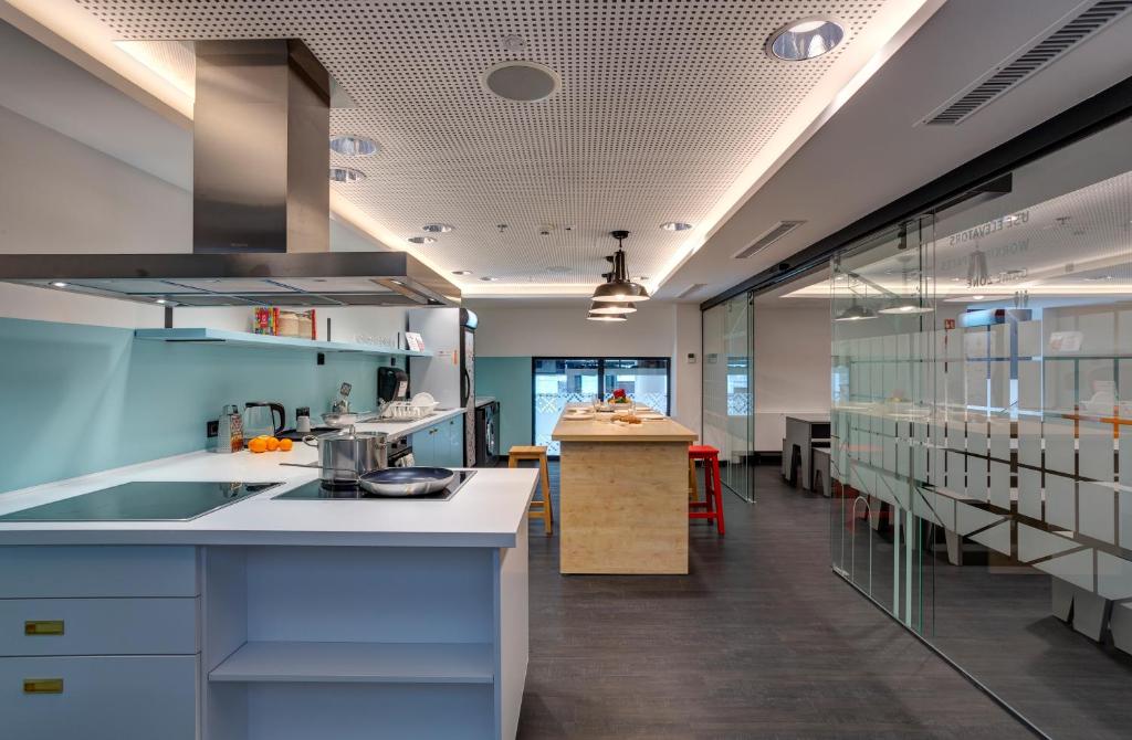 A kitchen or kitchenette at MEININGER Budapest Great Market Hall