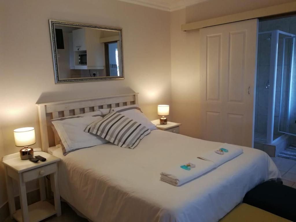 Un pat sau paturi într-o cameră la 24B Kruger Cottage
