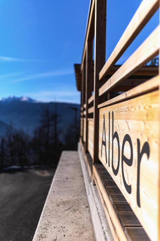 ściana ze słowami alpe na boku drogi w obiekcie Hotel Restaurant Alber w mieście Verano