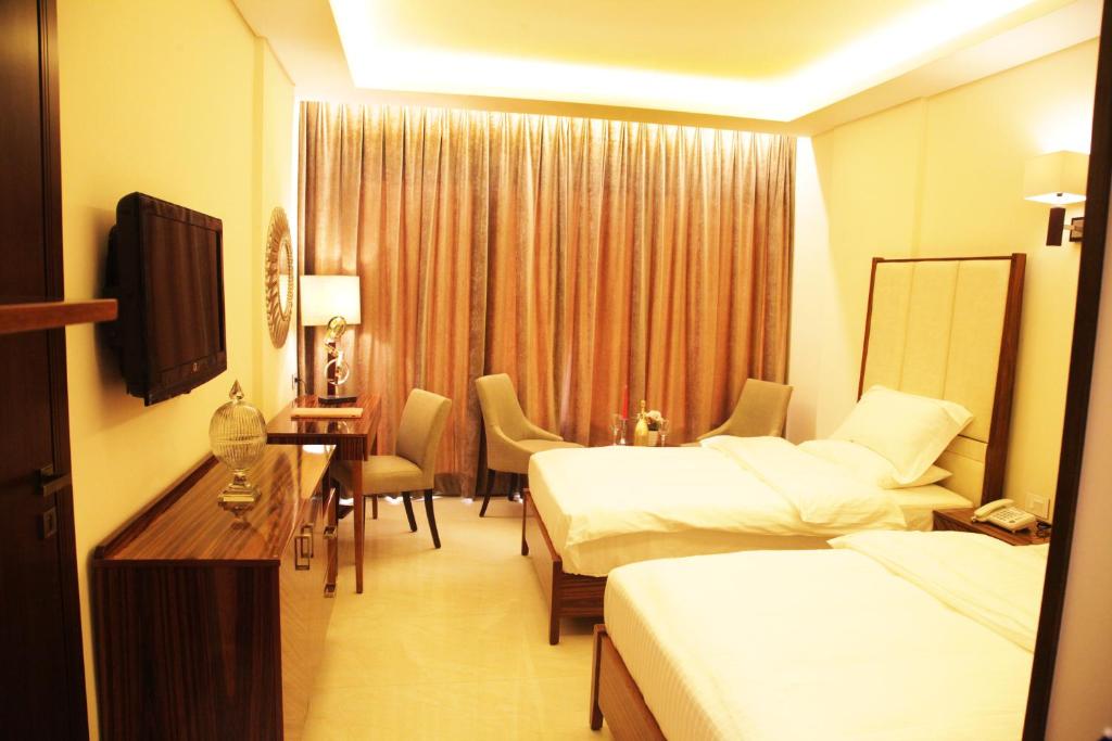 TV a/nebo společenská místnost v ubytování Grand Concerto Hotel