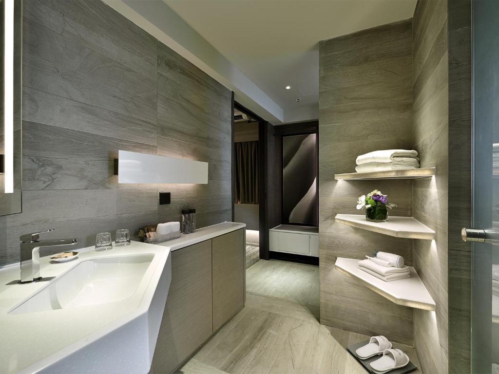 bagno con lavandino e vasca di Xi Hotel a Hong Kong