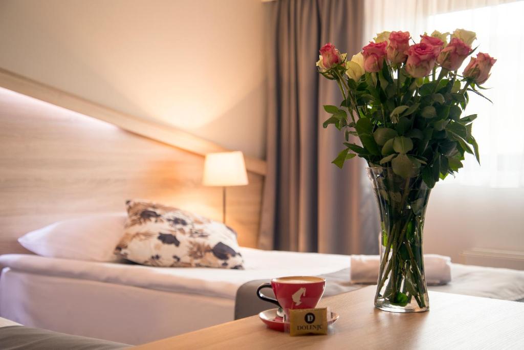 Postel nebo postele na pokoji v ubytování Hotel Dolenjc