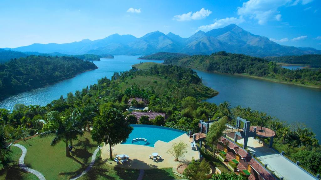 Tariyod的住宿－Arayal Resort-A Unit of Sharoy Resort，享有湖泊和山脉的度假村的空中景致