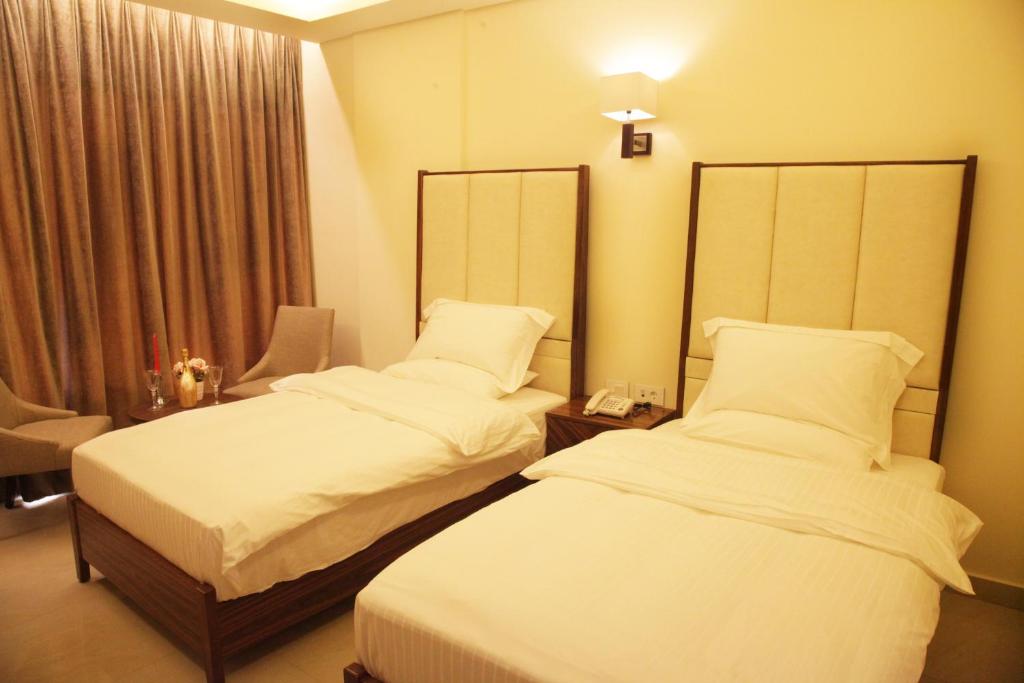 Postel nebo postele na pokoji v ubytování Grand Concerto Hotel