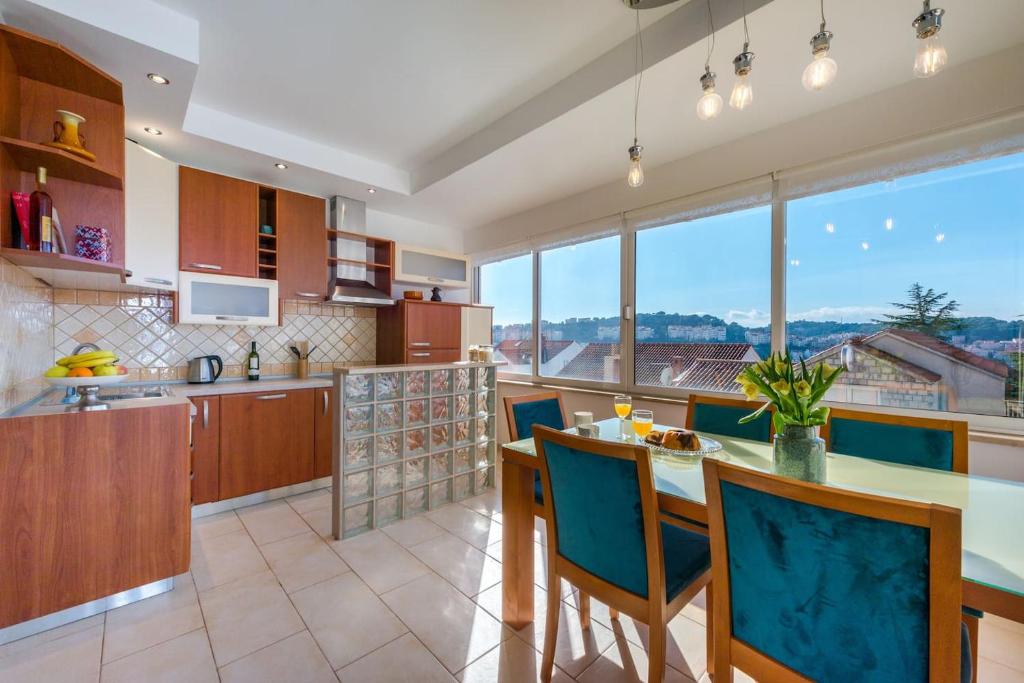 Kuchyň nebo kuchyňský kout v ubytování Luxury apartment Tara