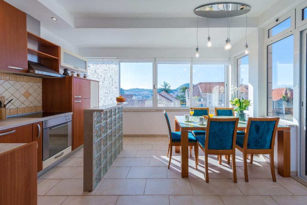 Kuchyň nebo kuchyňský kout v ubytování Luxury apartment Tara
