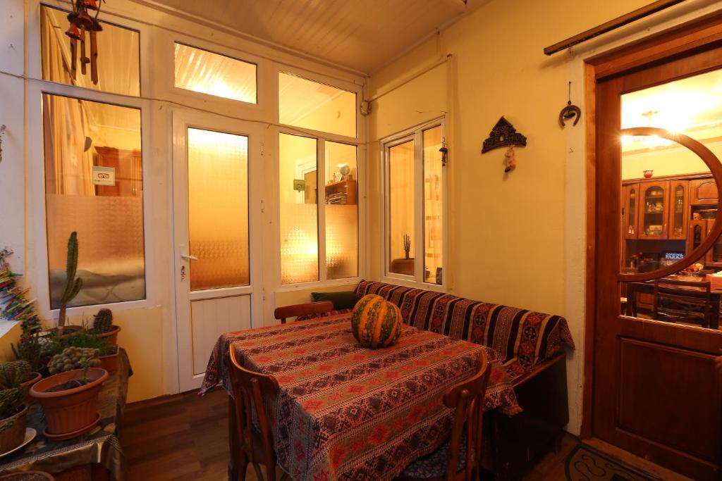 斯捷潘納萬的住宿－Ruzanna's Bed & Breakfast，一间房间,配有桌子和椅子,上面有南瓜