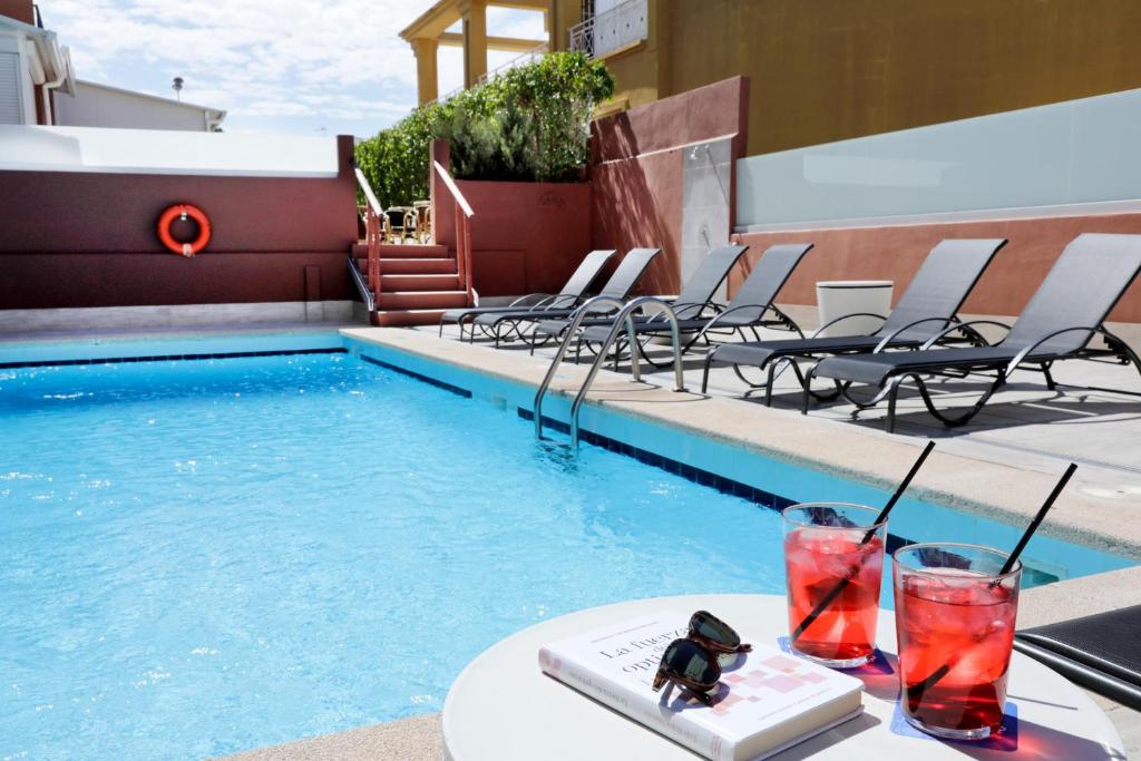 Bazén v ubytování Nura Santa Ponsa & Spa nebo v jeho okolí
