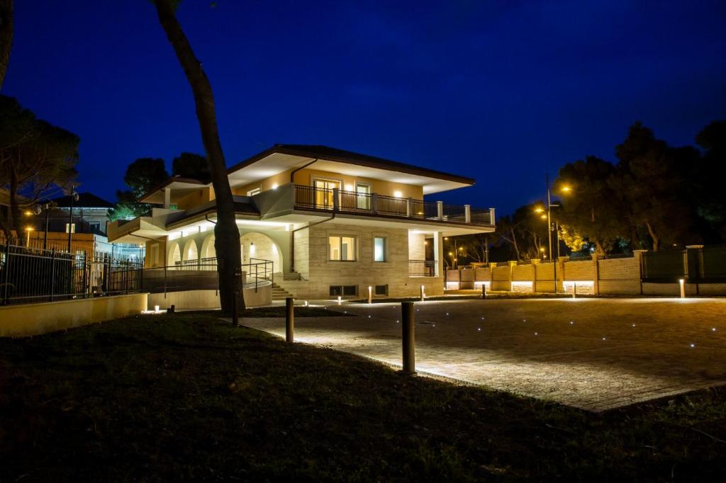 ein nachts beleuchtetes Haus in der Unterkunft Aurum Suites in Pescara