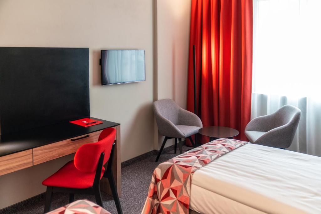 Televízia a/alebo spoločenská miestnosť v ubytovaní HP Park Plaza