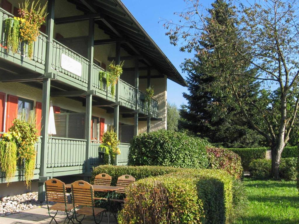 a building with chairs and a table in front of it at Ferienwohnungen Biermeier in Bad Birnbach