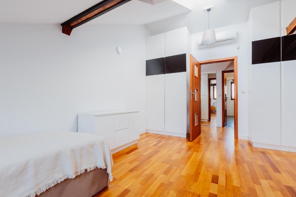 Televízia a/alebo spoločenská miestnosť v ubytovaní Atticus Apartments