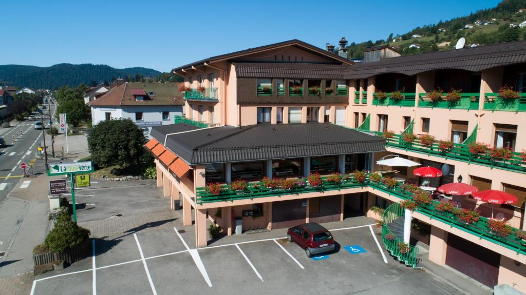 an overhead view of a hotel with a parking lot at Hotel De La Route Verte in Gérardmer