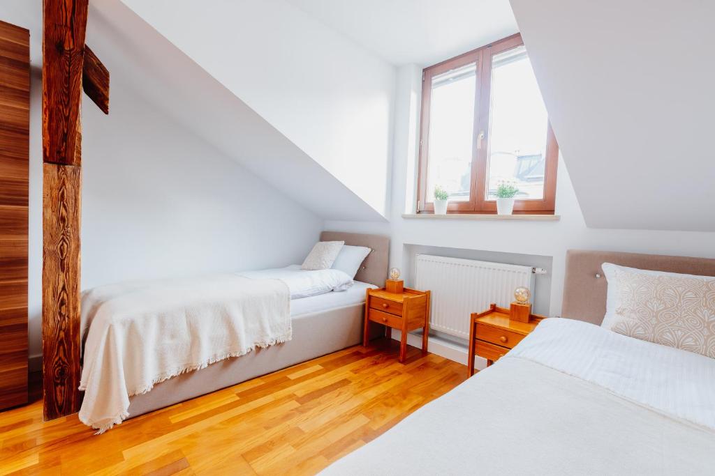 Posteľ alebo postele v izbe v ubytovaní Atticus Apartments
