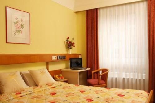 Hotel Zurich tesisinde bir odada yatak veya yataklar