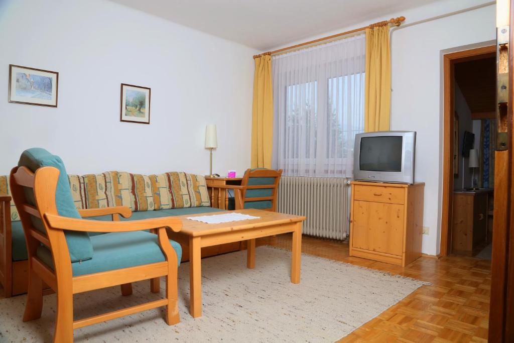 TV a/nebo společenská místnost v ubytování Gasthof Engelhof