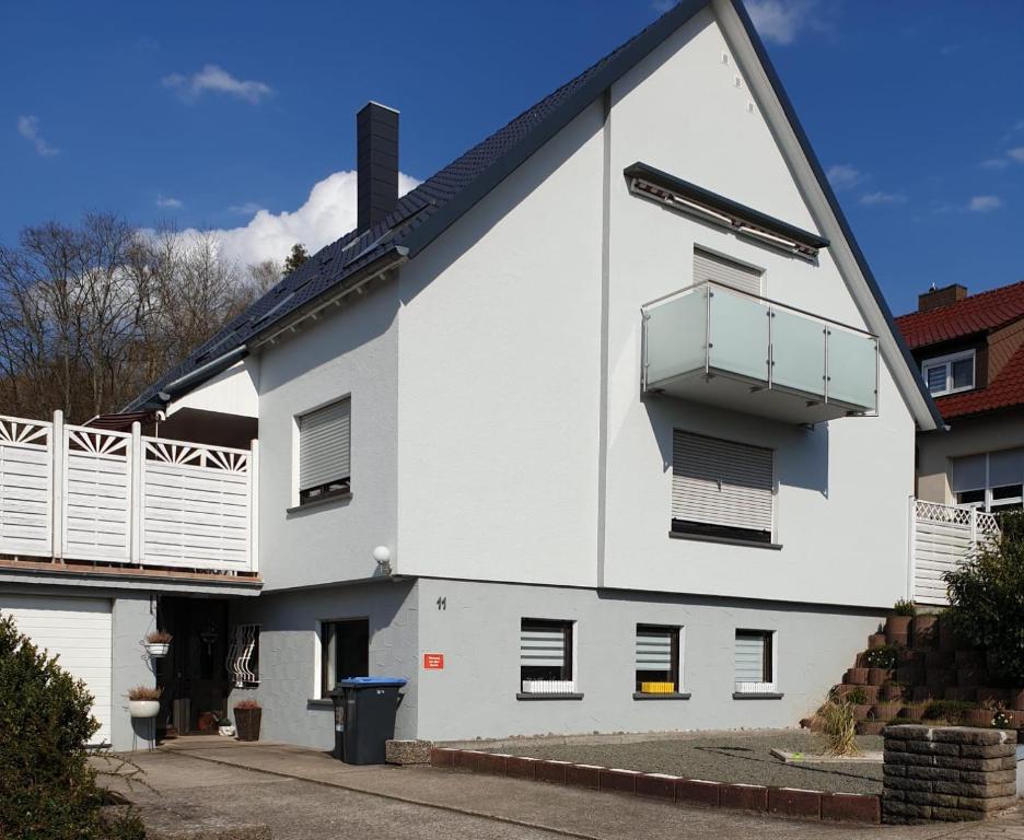 een wit gebouw met een balkon aan de zijkant bij Haus Ella in Homburg