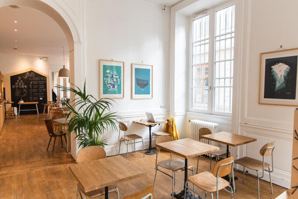 Posezení v ubytování SLO Hostel Lyon les Pentes