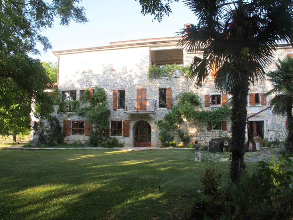 duży kamienny dom z dużym dziedzińcem w obiekcie Villa Castello Rausch w Poreču