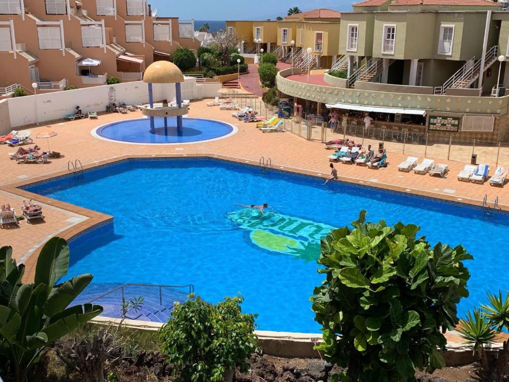 Bazén v ubytovaní Apartamentos Orlando Costa Adeje alebo v jeho blízkosti