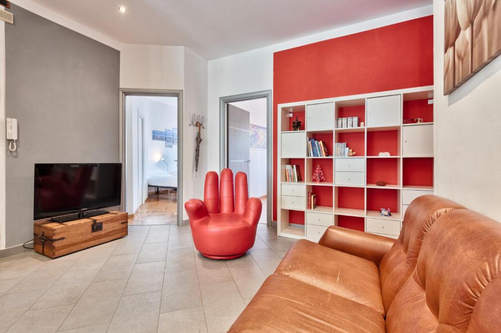 - un salon avec un canapé et une télévision dans l'établissement Vanchiglietta Colourful Apartment, à Turin