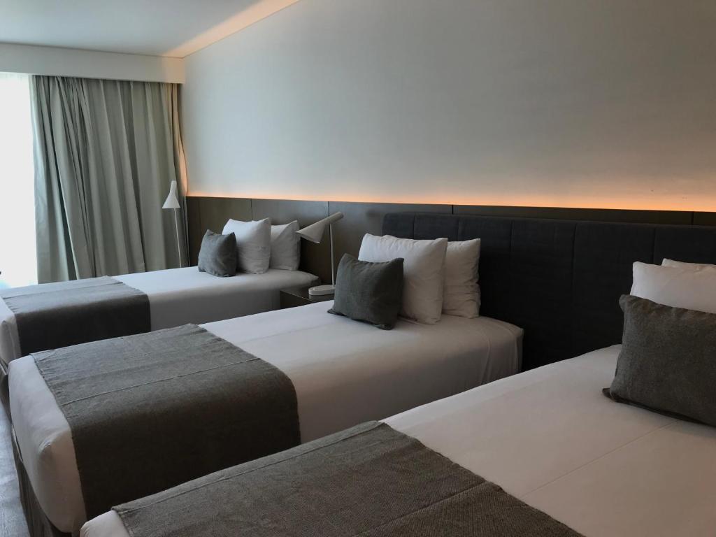 Postel nebo postele na pokoji v ubytování Dazzler by Wyndham Lima San Isidro