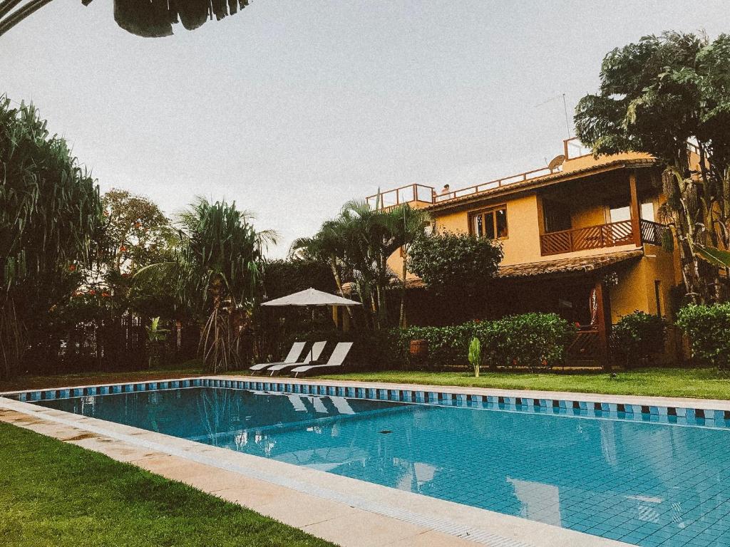 uma piscina em frente a uma casa em Chalé Carpe Diem - Pipa Beleza em Pipa