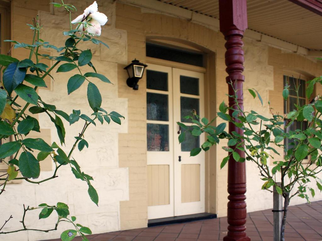 una puerta delantera de una casa con una flor en Greenock's Old Telegraph Station, en Greenock