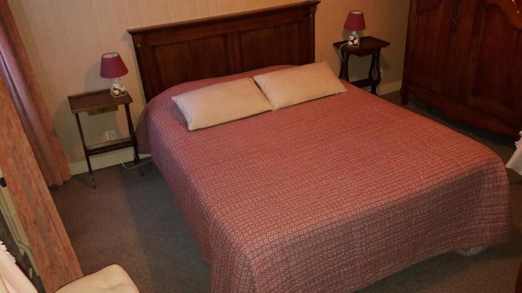 Postel nebo postele na pokoji v ubytování Logis hôtel LE COR D'ARGENT