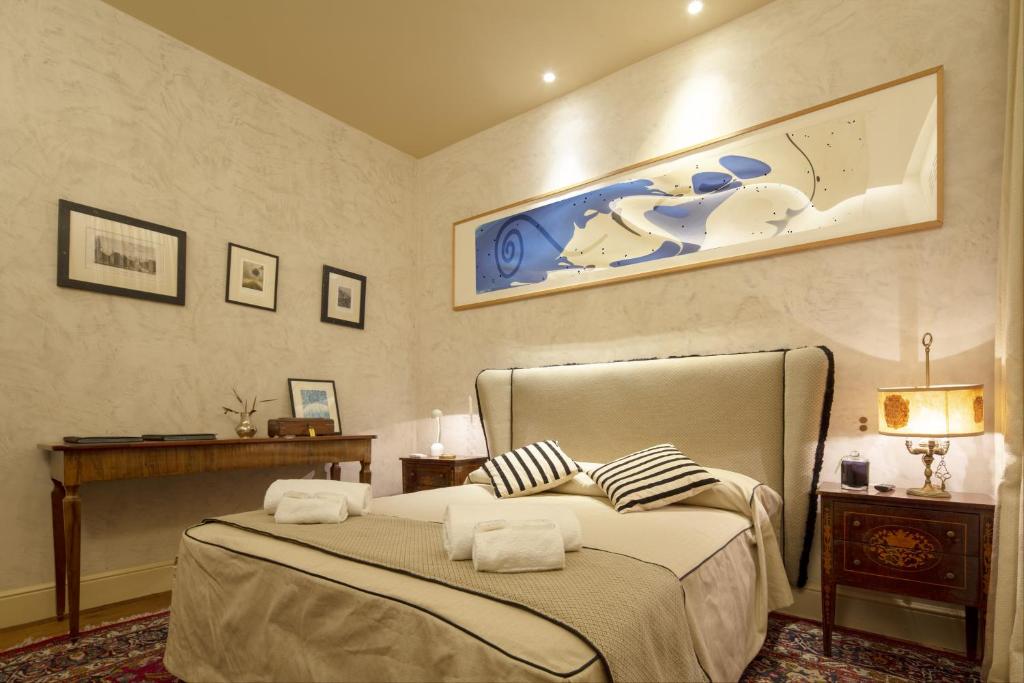 um quarto com uma cama com duas almofadas em Serragli Apartment em Florença