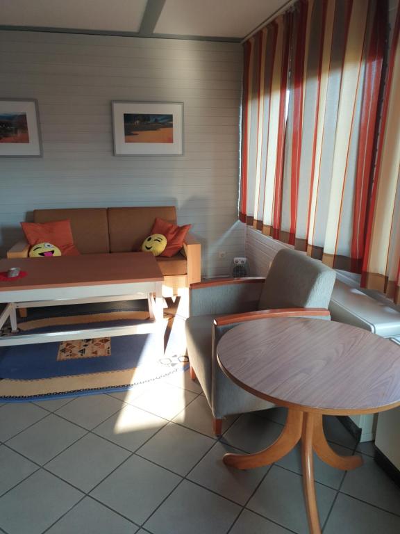 uma sala de estar com um sofá e uma mesa em Ferienhaus 55 im Seepark Kirchheim em Kirchheim