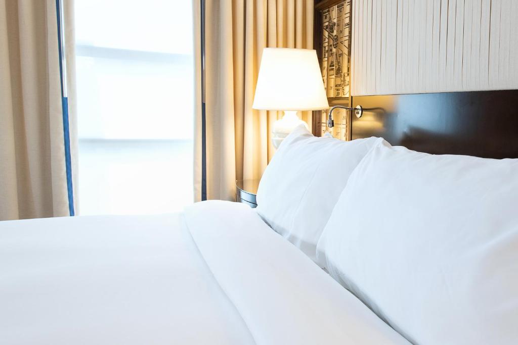Postel nebo postele na pokoji v ubytování Hamilton Hotel - Washington DC