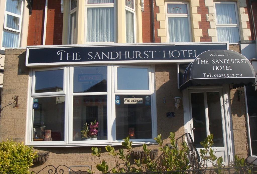un edificio con un cartel para el hotel sándwich en The Sandhurst Hotel, en Blackpool