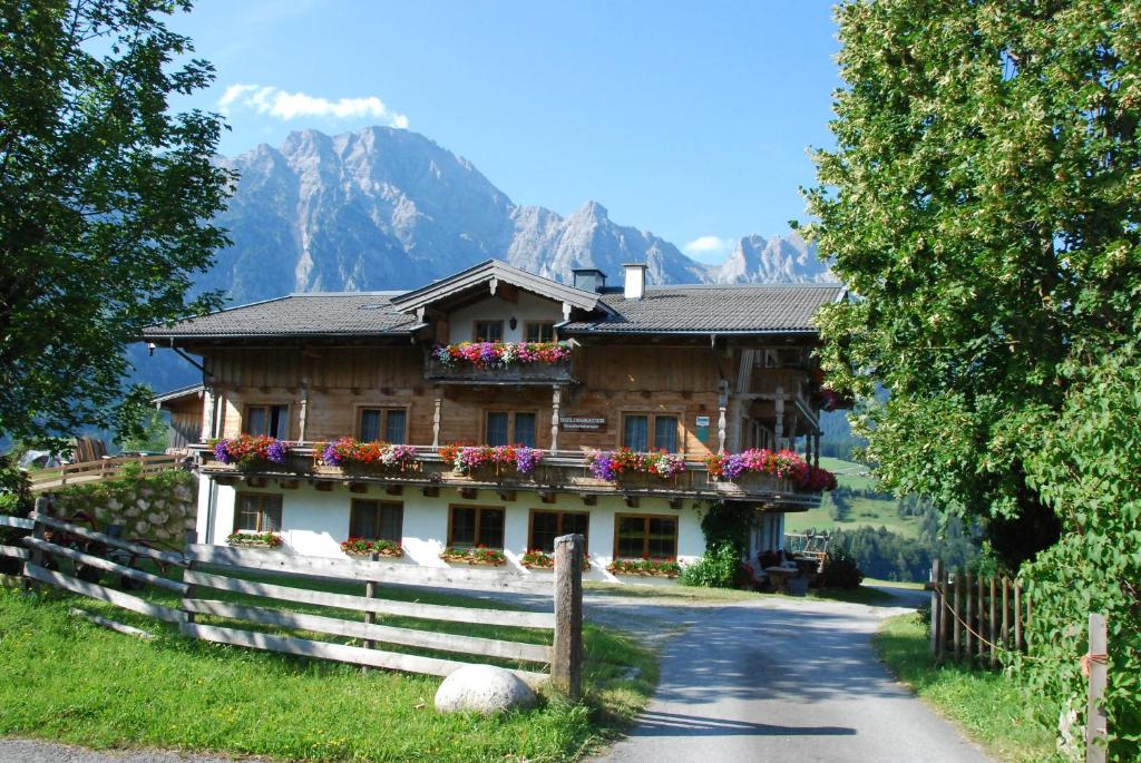 Una casa en las montañas con flores. en Paulingbauer en Leogang