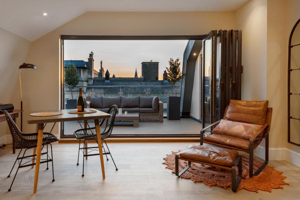 uma sala de estar com mesa e cadeiras em Superior Stays Luxury Apartments - Bath City Centre em Bath