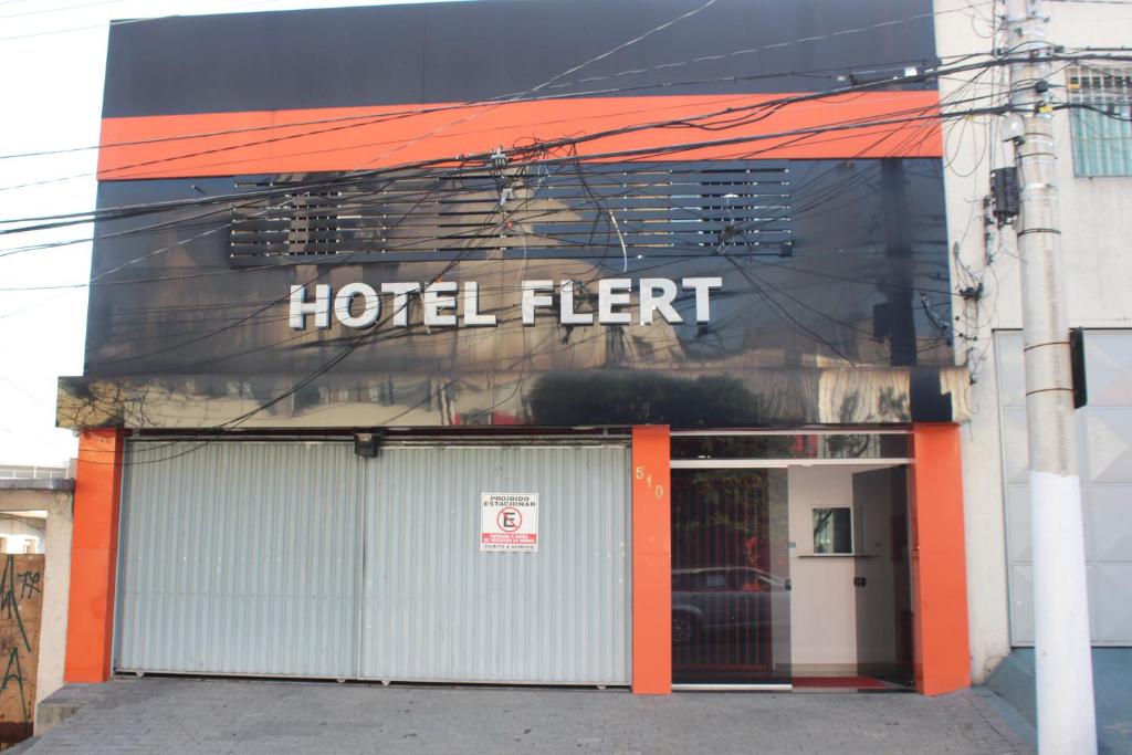 un panneau d'hôtel sur le côté d'un bâtiment dans l'établissement Hotel Flert - Tatuapé, à São Paulo